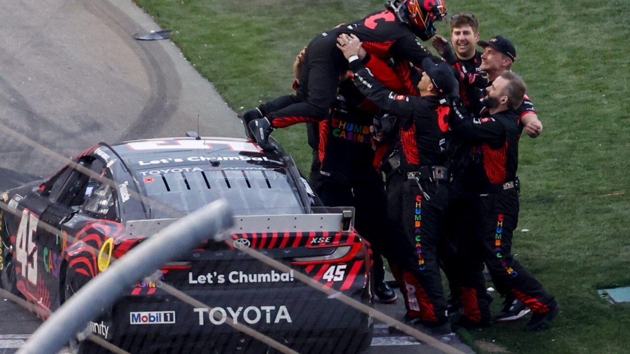 choques, despistes y triunfo de Tyler Reddick con el equipo de Michael Jordan