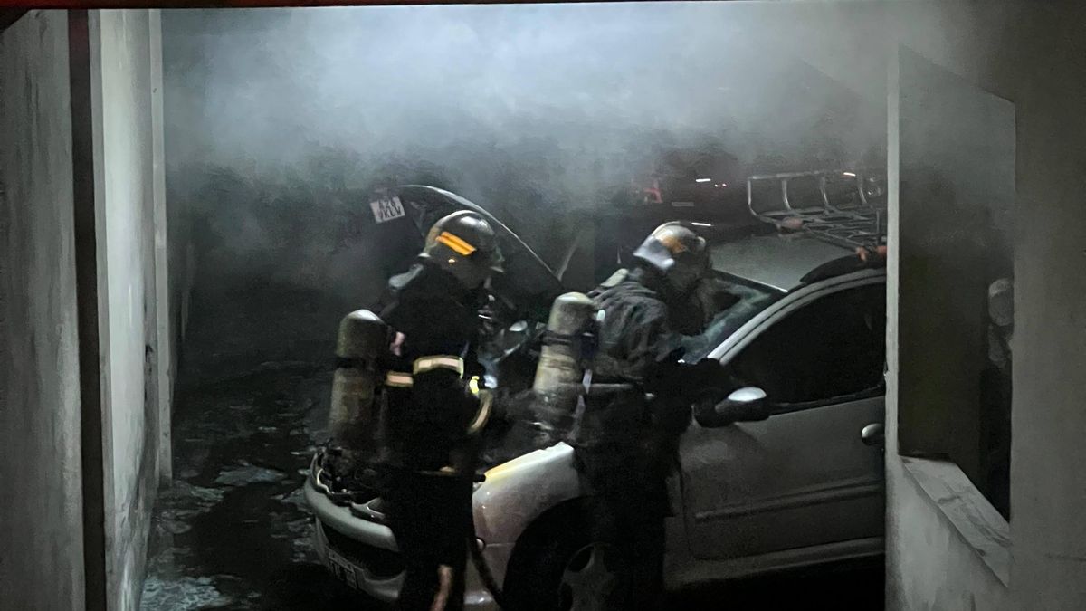 se incendió un auto en el garage de un edificio y evacuaron a vecinos
