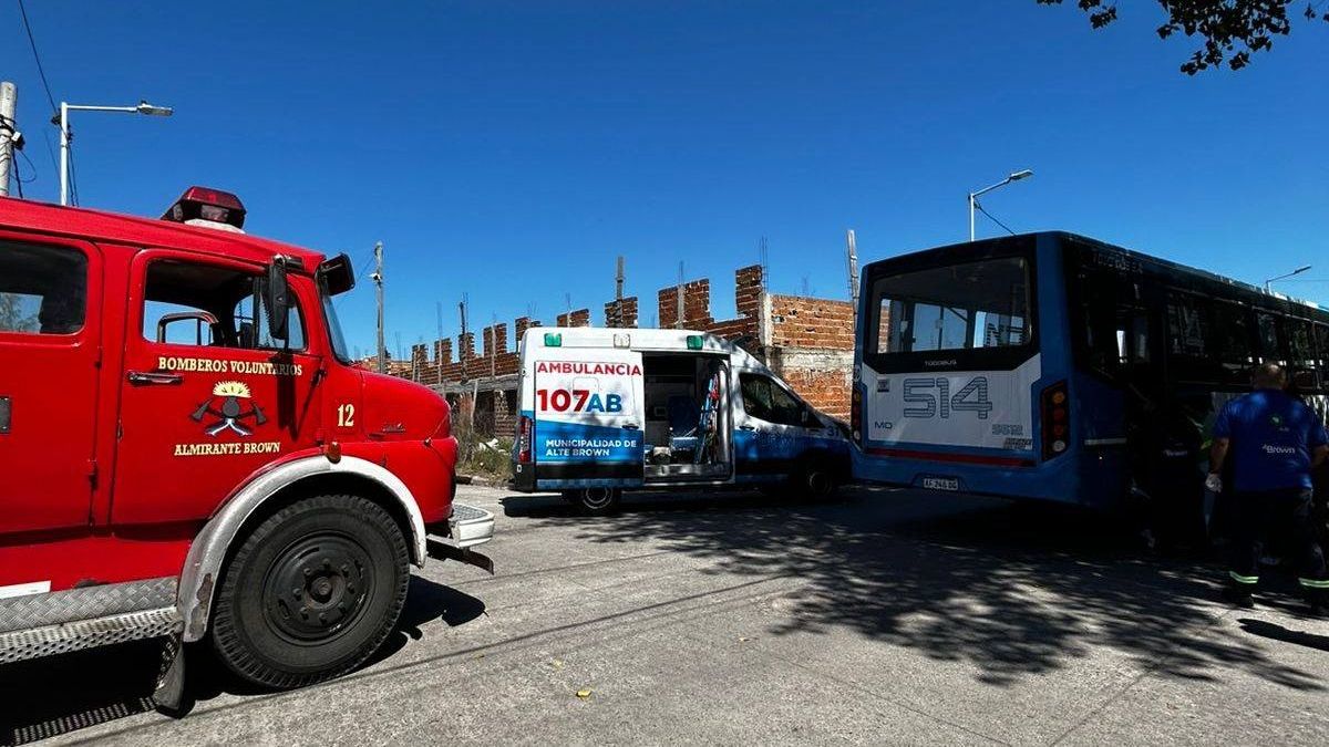 Fuerte choque entre colectivo y auto en Almirante Brown: un menor herido