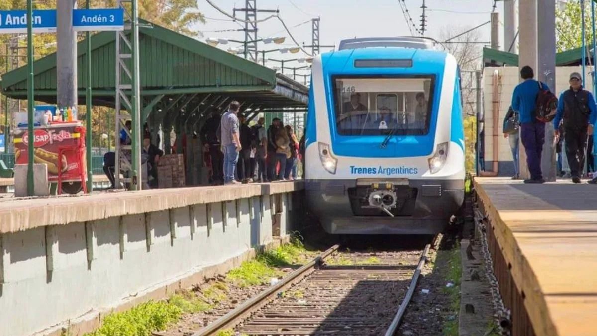 Una formación del Tren Roca chocó a un motociclista en Glew y el servicio estuvo demorado