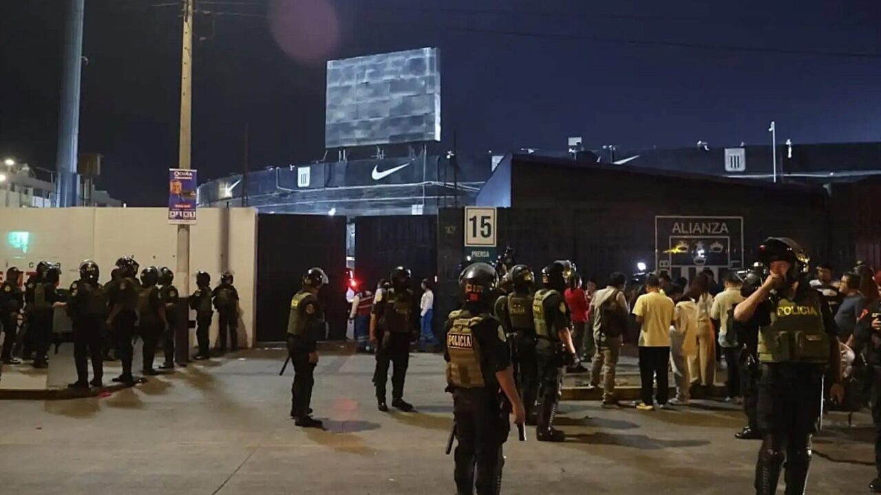 se derrumbó un muro en el estadio de Alianza Lima durante un banderazo y hay un muerto y más de 60 heridos